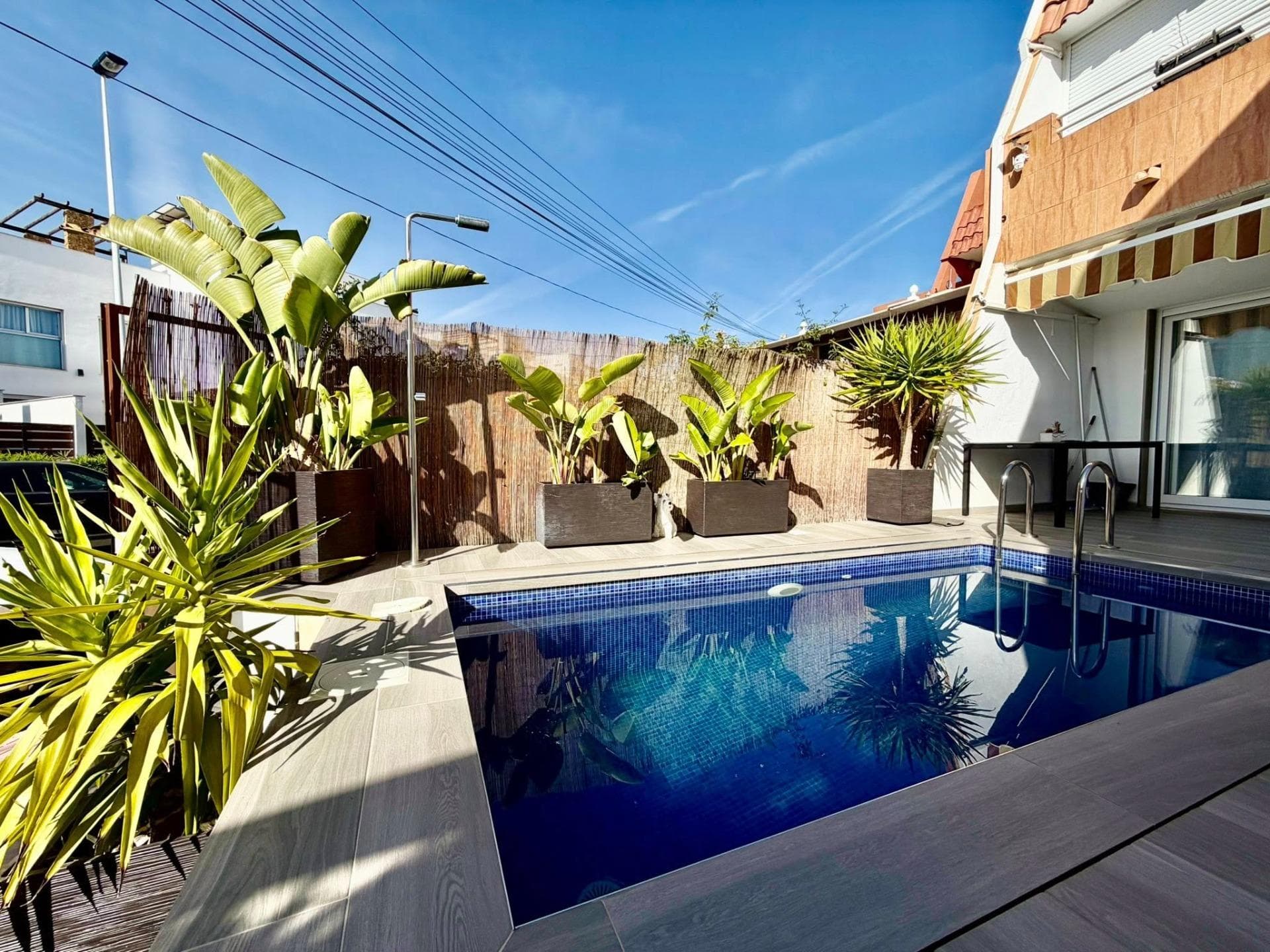 TOWNHOUSE FOR SALE WITH PRIVATE POOL IN TORREVIEJA, 750 M FROM THE BEACH