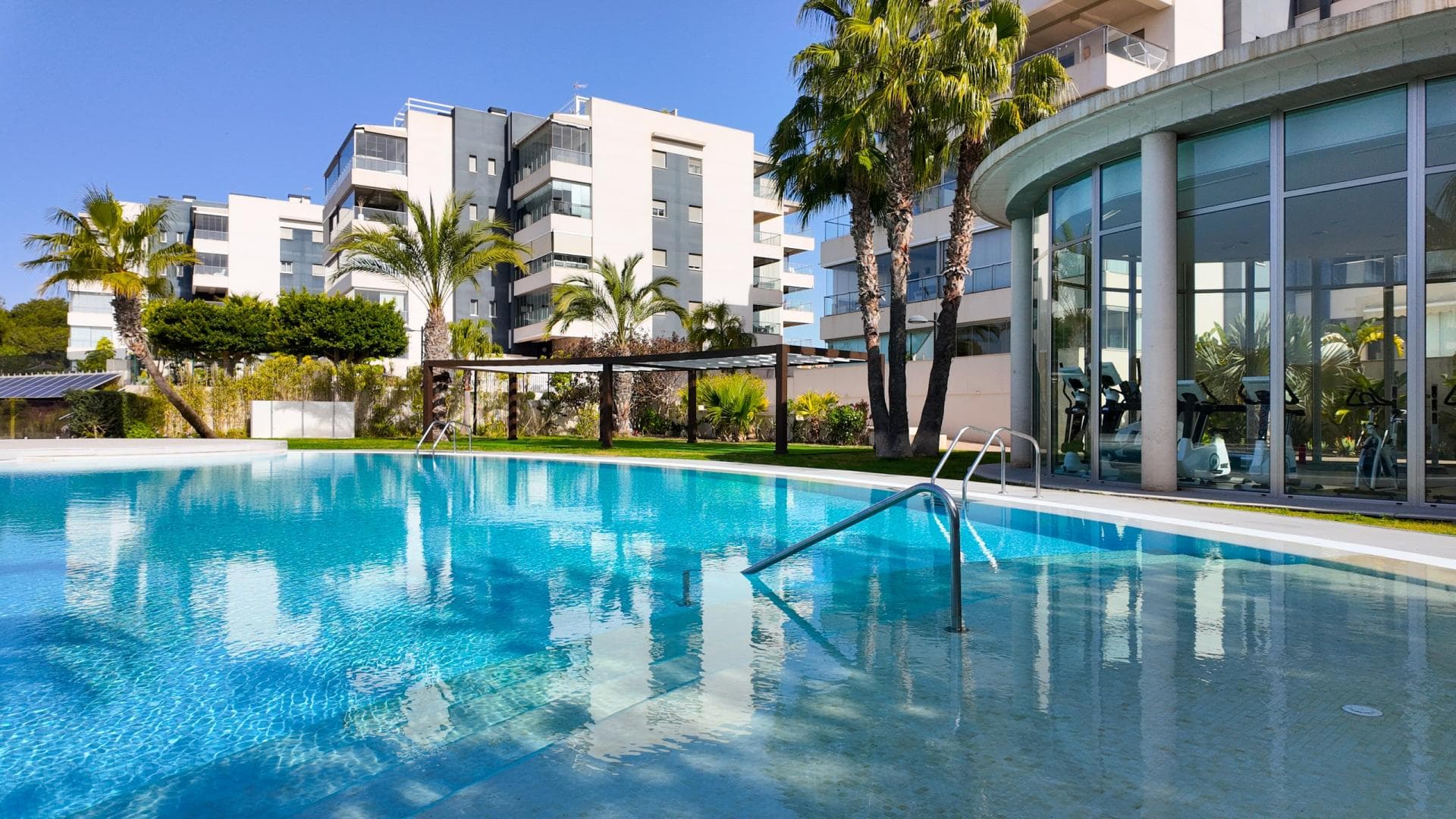 Renovated 3-bedroom apartment with private terrace in a golf area
